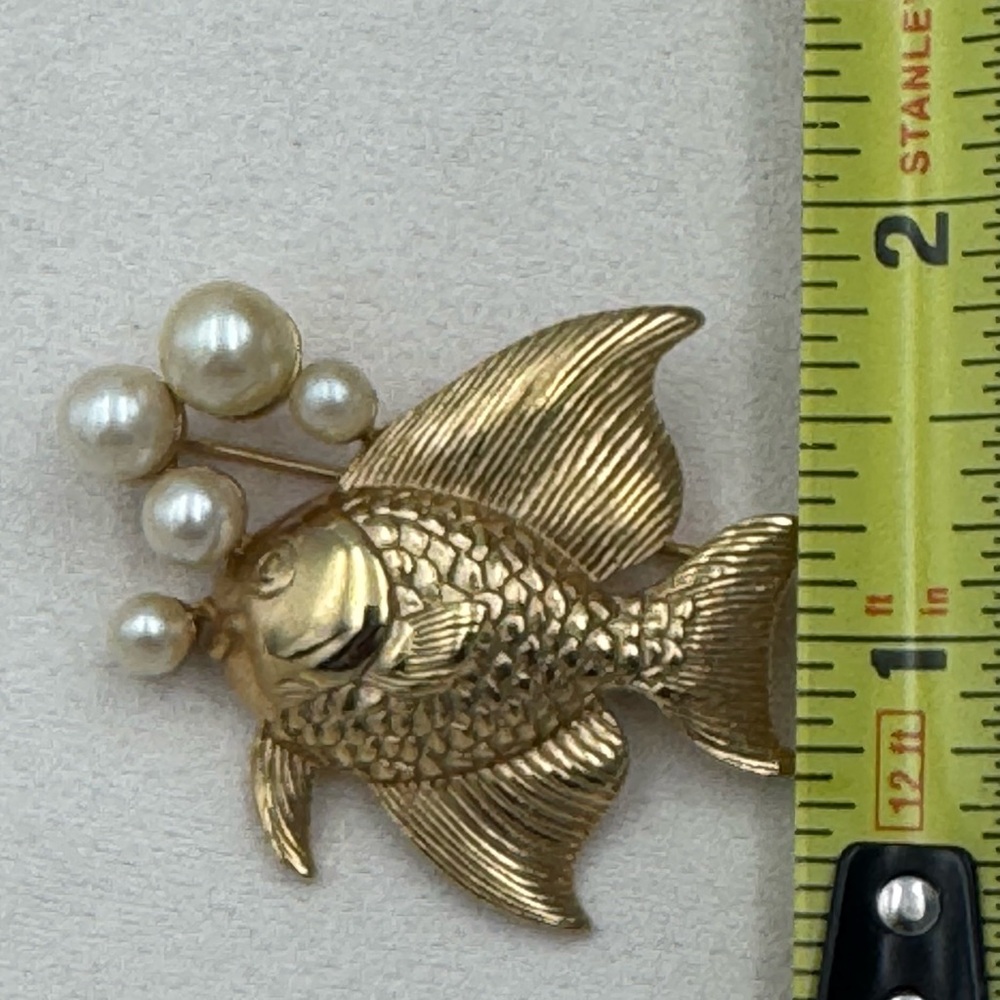 Vintage Gold Tone Angel Fish Brooch‎ Pin w Faux Pearls Nautical Figural - Picture 9 of 9